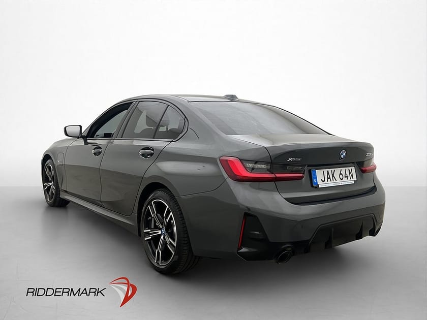 Bild 5 av BMW 330e xDrive Sedan M Sport MOMS Adapt-fart Navi Ambient