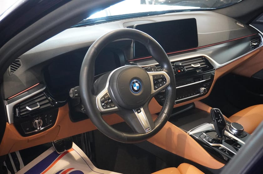 Bild 2 av BMW 530e xDrive Touring M-Sport Komfortstol 292hk