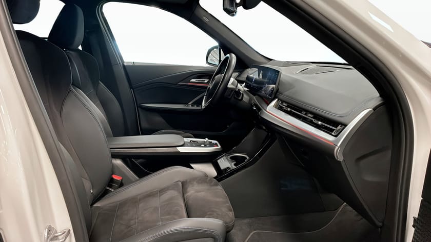 Bild 3 av BMW iX1 xDrive30 M Sport Pano DAP Elstolar