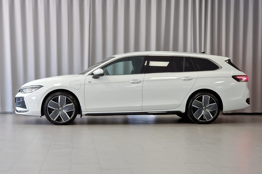 Bild 2 av Volkswagen Passat Variant eHybrid R-Line | Drag | Navi | P-klimat | Pano | Matrix