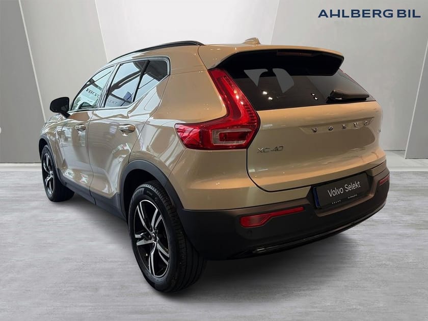 Bild 3 av Volvo XC40 B3 FWD Bensin Plus Dark. Backkamera, Navi, Adaptiv farthållare,  Programmerbar bränslevärm,  Rattvärme