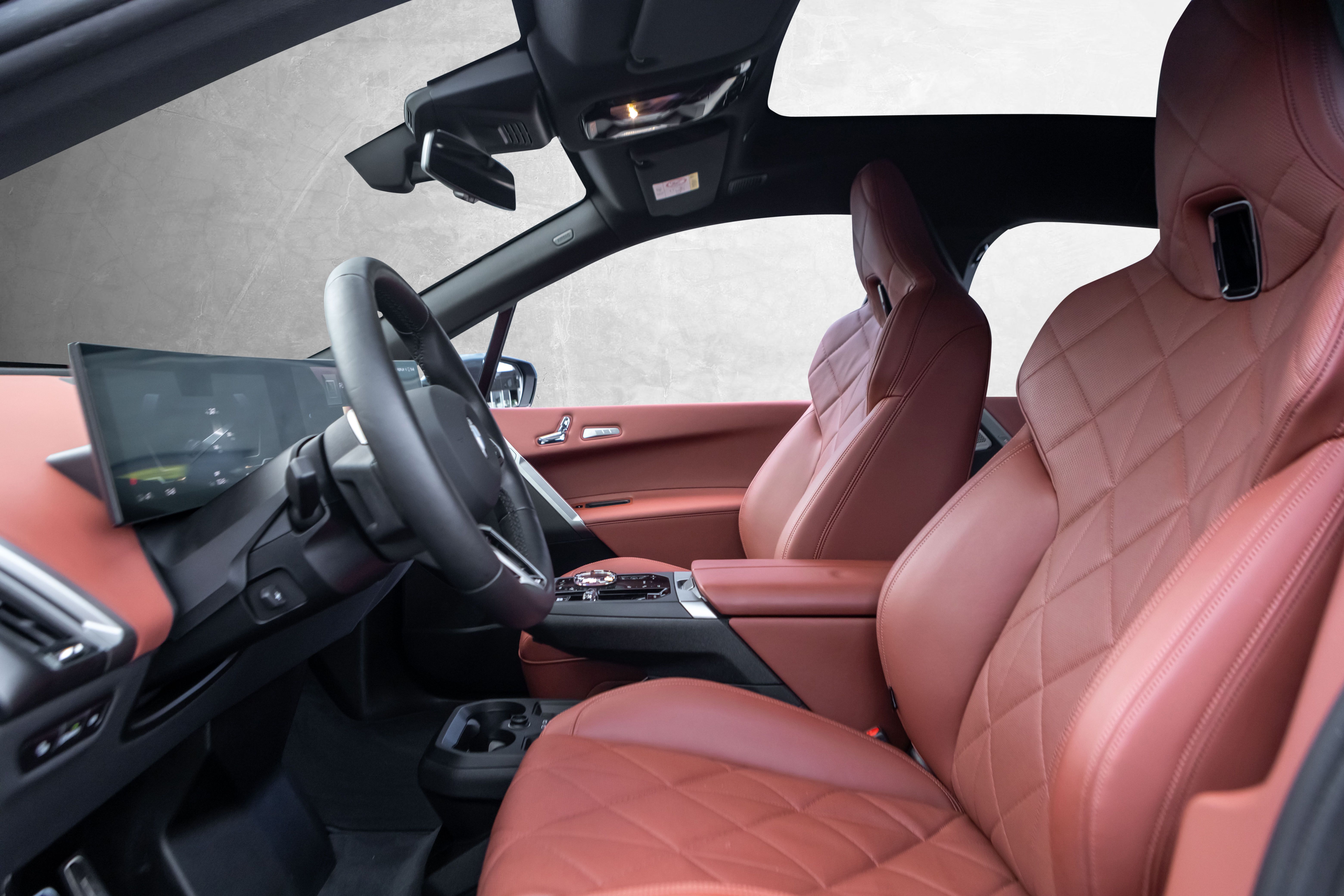 BMW iX xDrive60, 544hp, 2025