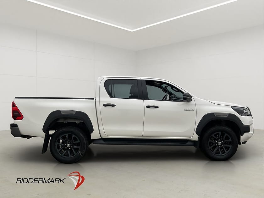 Bild 2 av Toyota Hilux Dubbelhytt Invincible 2.8 4WD Dragkrok JBL Diff 360° Moms