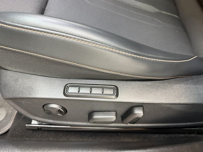 Bild 5 av CUPRA Leon Sportstourer e-Hybrid 245hk Cockpit/Navi/Bkamera/19"Fälg/Krok/AdaptivF/Carpla