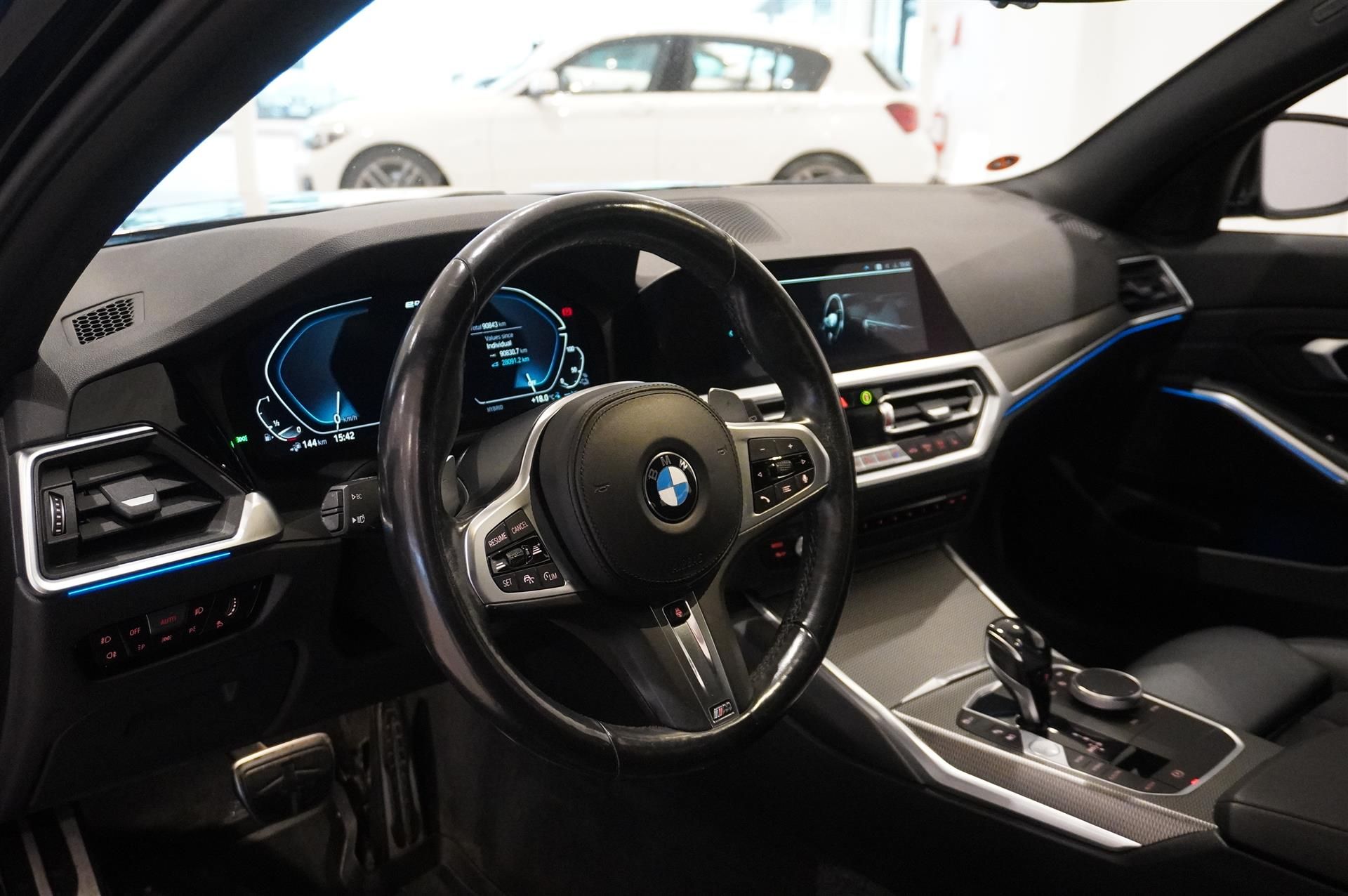 BMW 330 2021, photo 2/10