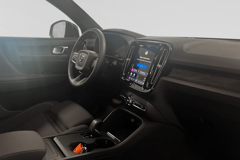 Bild 1 av Volvo EX40 Single Motor Extended Range M R Plus Black Edt
