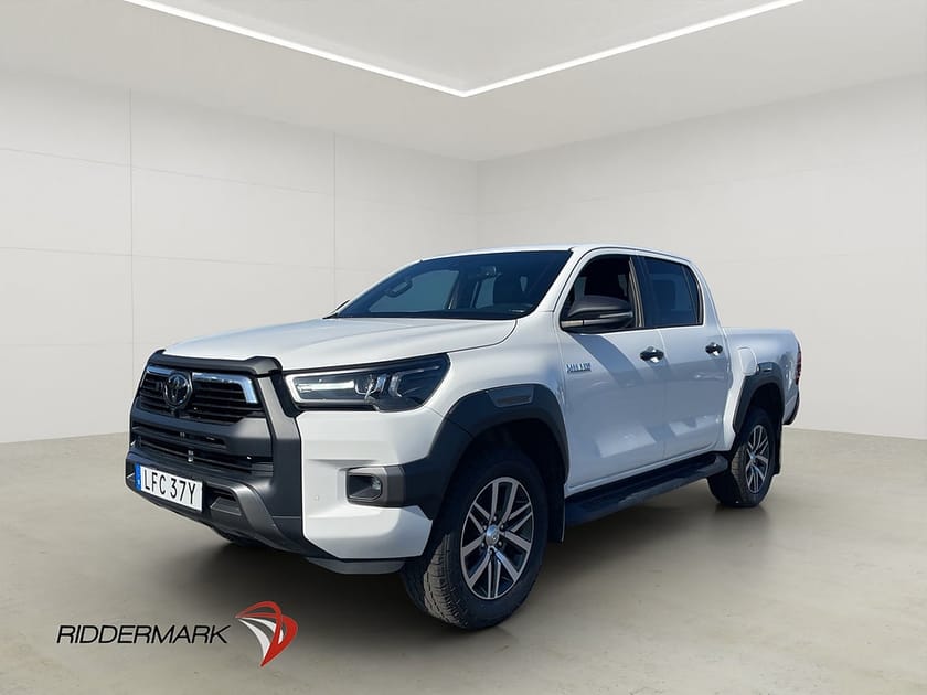Bild 1 av Toyota Hilux Dubbelhytt Invincible 2.8 4WD M/K-Värmare Drag Diff Moms