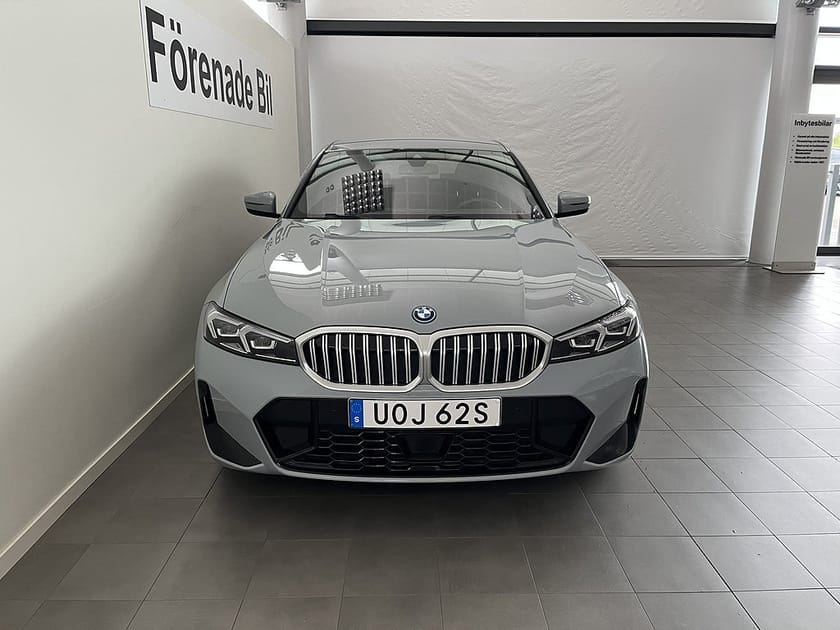 Bild 2 av BMW 330e xDrive Sedan M Sport Rattvärme Drag Park Assist