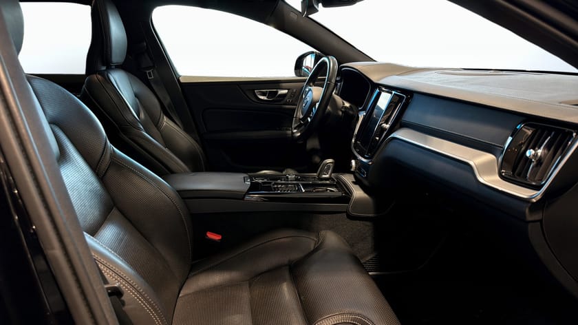 Bild 3 av Volvo V60 Recharge T6 AWD R-Design 340hk Stylingpaket H&K Panorama