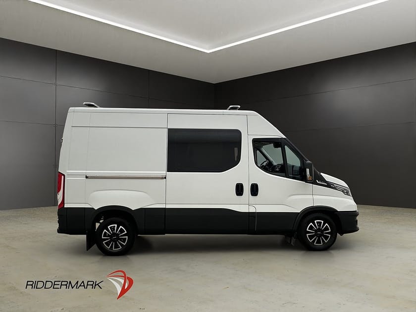 Bild 2 av Iveco Daily 35-210 Skåpbil L2H2 Dubbelhytt Värmare Dragkrok B-Kamera Moms