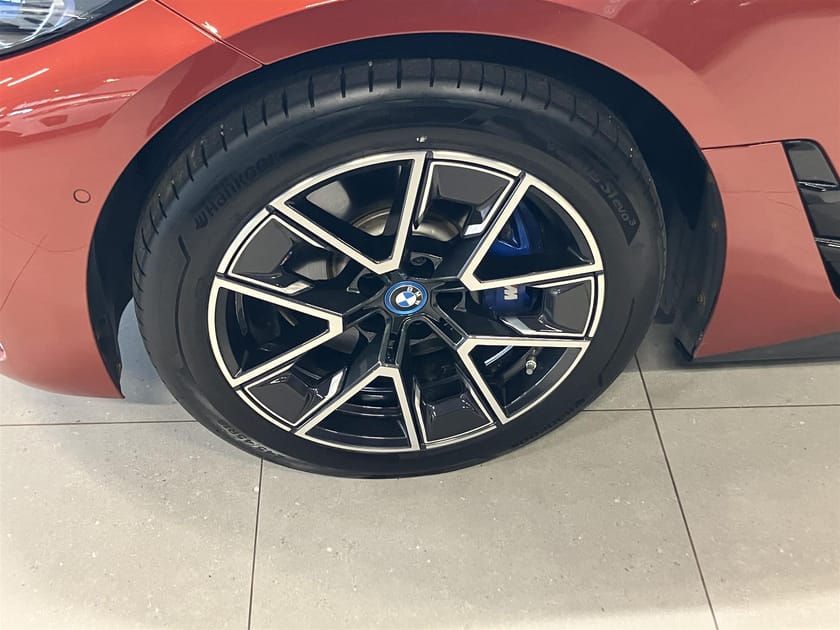 Bild 4 av BMW i4 M50 xDrive Gran Coupé Fully Charged Drag Laserlight Adaptiv Farthållare 360 Kamera Komfortöppning HiFi