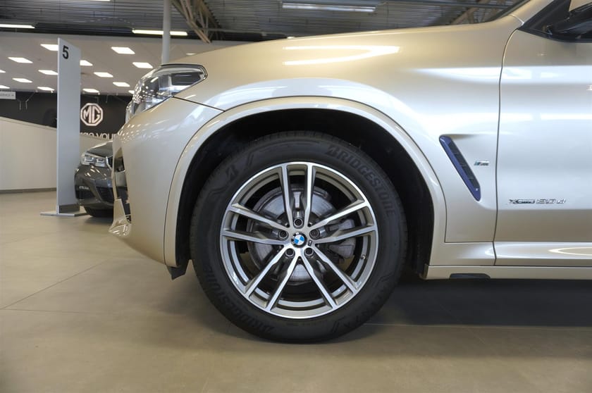 Bild 3 av BMW X3 xDrive20d M-Sport Pano Värmare Drag