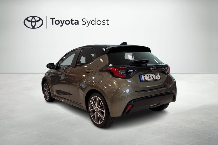 Bild 2 av Toyota Yaris Hybrid 130 1,5  5d. Style Bi-Tone Automat Backamera Rattvärme Navigation