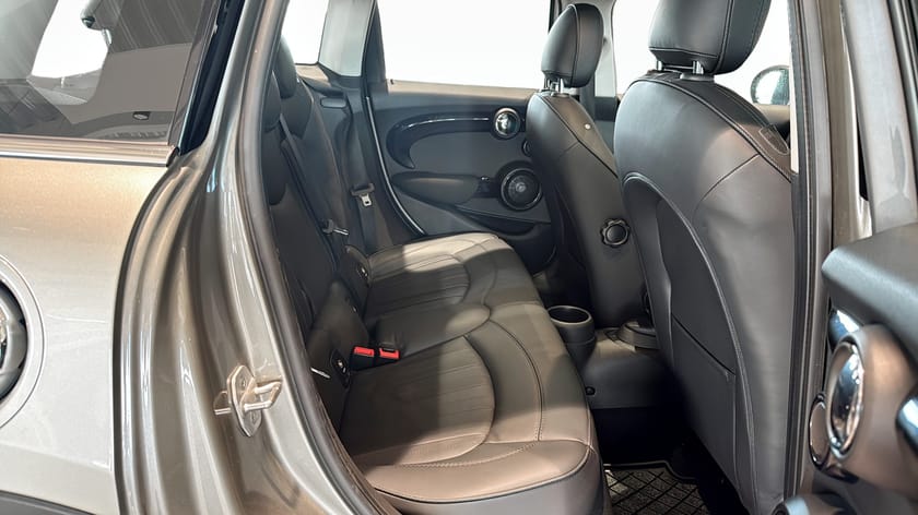 Bild 5 av MINI Cooper S 5-dörrar 192 hk Pano / H&K / HuD / Backkamera / Navi