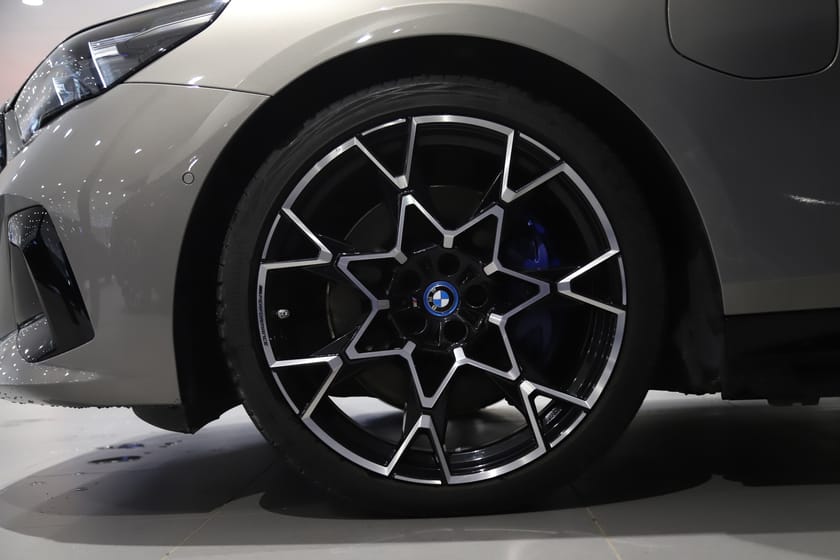Bild 4 av BMW 550e xDrive Sedan M Sport // M Performance