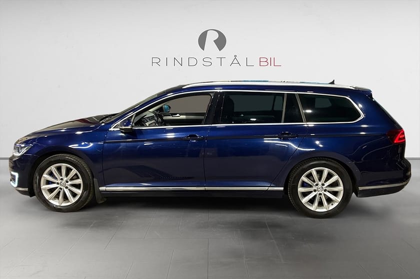 Bild 4 av Volkswagen Passat Variant GTE SC 218 HK DSG EXECUTIVE B-VÄRM B-KAMERA CARPLAY 17"