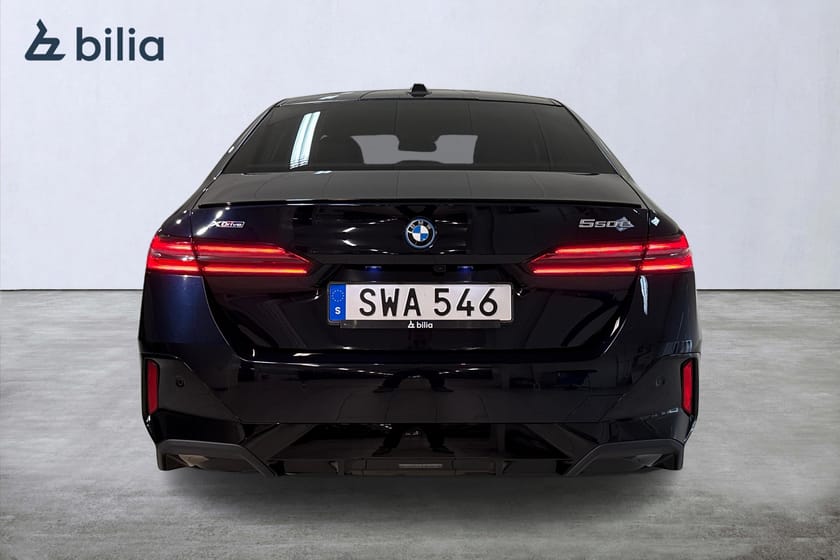 Bild 4 av BMW 550e xDrive Sedan M Sport Pro / B&W / Driving Prof / Pano / Drag/Kolfiber