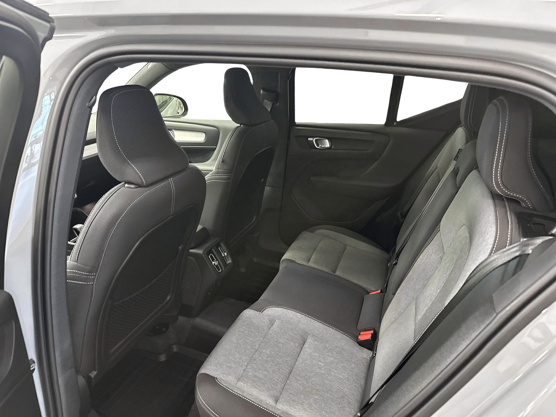 Volvo XC40 B4 FWD Bensin Plus Dark 2025, photo 7/22