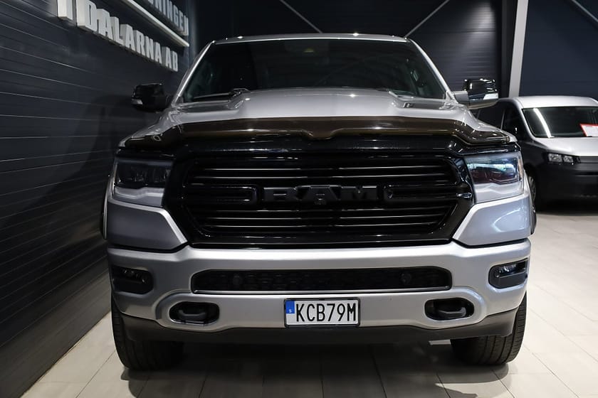 Bild 2 av RAM 1500 Crew Cab Dodge Laramie Night 5.7 V8 HEMI 4x4 395hk Adaptiv/360°/Rambox