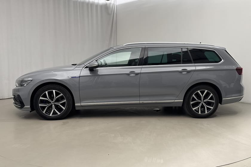 Bild 2 av Volkswagen Passat Sportscombi GTE (218hk) Dragpaket Matrix