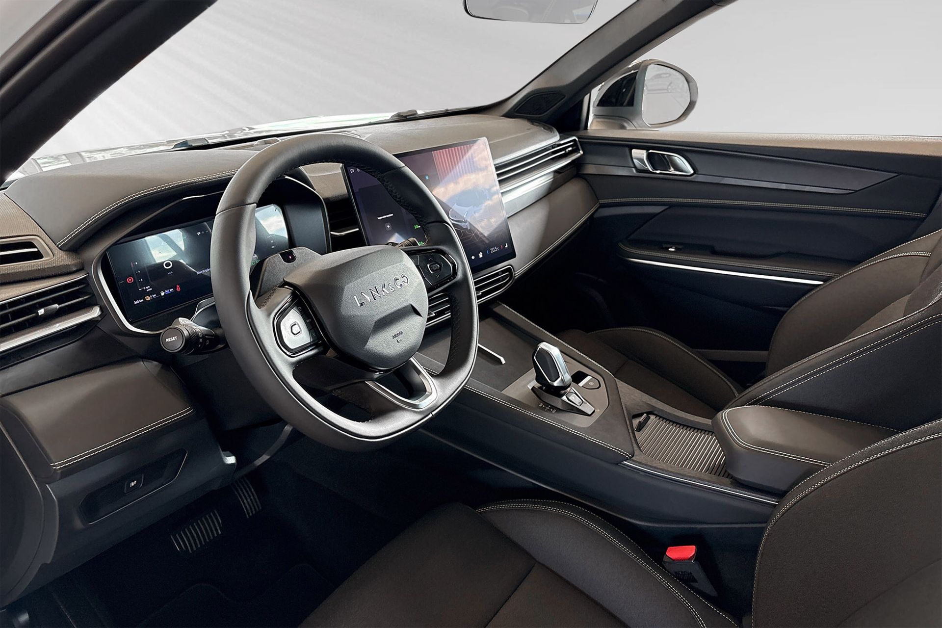Lynk & Co 01 PHEV 2025, bild 6/10