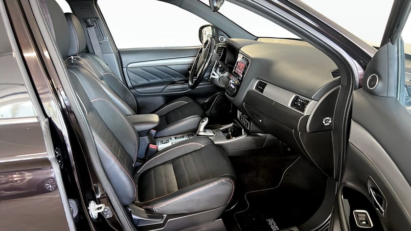 Bild 3 av Mitsubishi Outlander PHEV P-hev 4WDTaklucka Skinn Drag