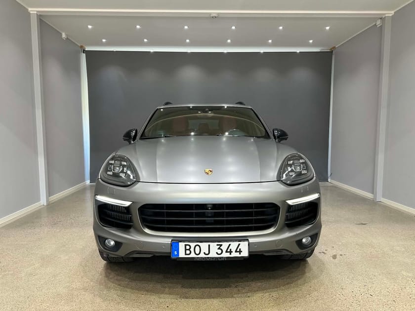 Bild 2 av Porsche Cayenne S Diesel – V8 | Mattgrå foliering | Sportavgassystem | Välutrustad