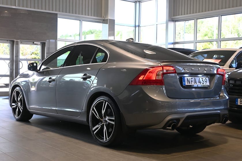 Bild 3 av Volvo S60 T3 R-Design Navi Taklucka Värmare 19tum