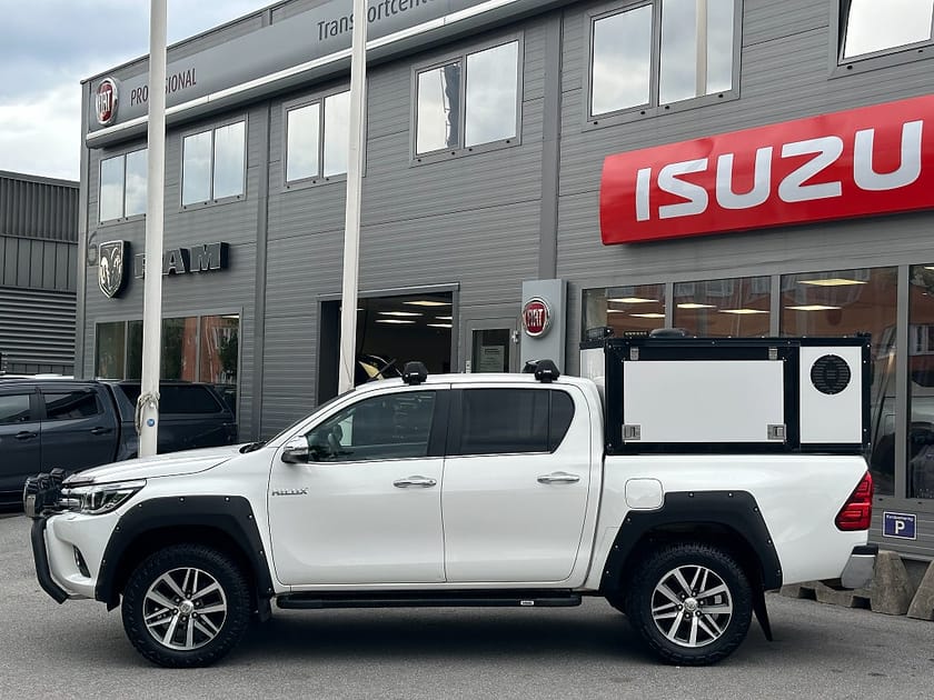 Bild 3 av Toyota Hilux Dubbelhytt 2.4 AWD | Hundkåpa | Extraljus | Frontbåge | Takräcken