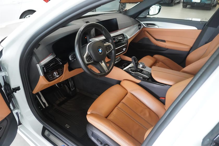 Bild 2 av BMW 520i Touring A  M Sport Panorama Bensinvärmare Drag Harman Kardon