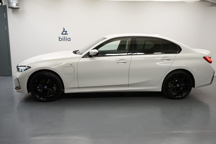 Bild 2 av BMW 330e xDrive Sedan M Sport | Drag | Harman Kardon | Connected Pro | Widescreen | 19"