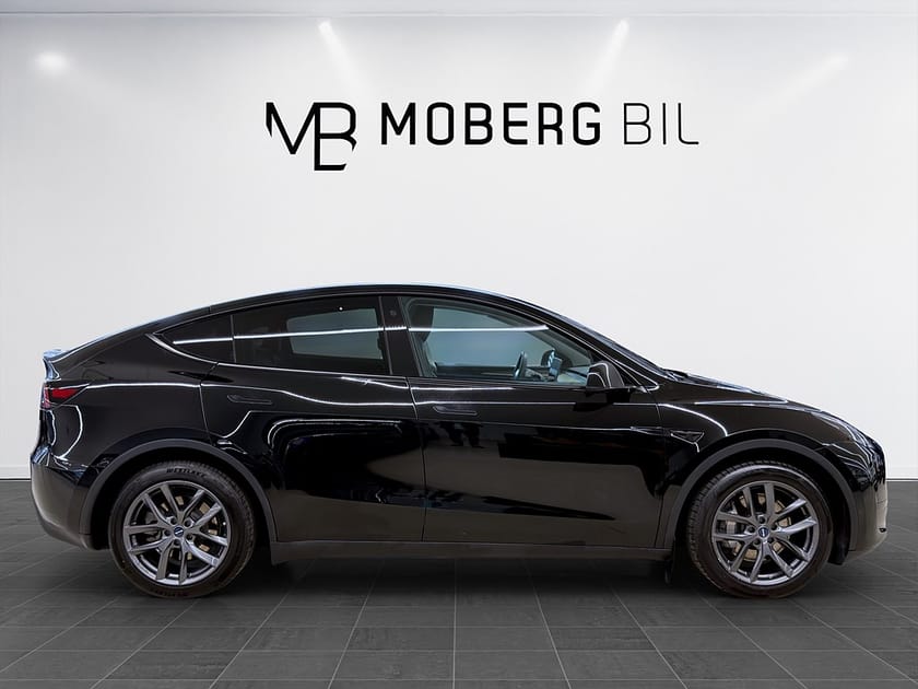 Bild 4 av Tesla Model Y Standard Range RWD 299hk Pano Drag B-Kamera