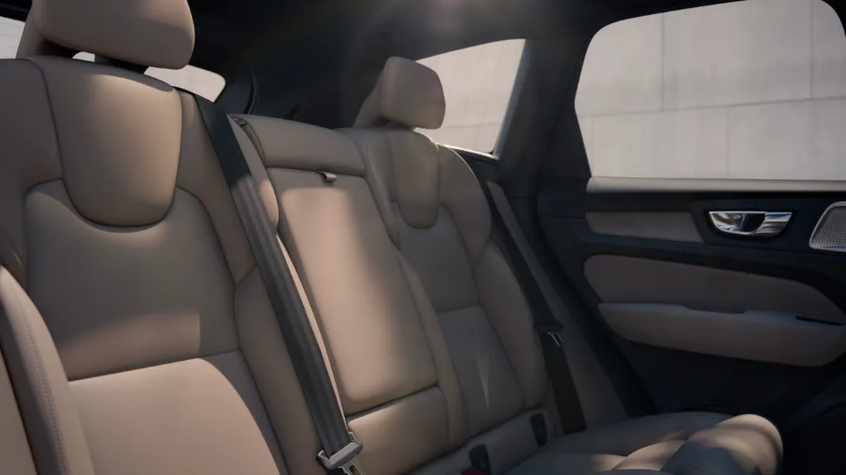 Interiör i nya Volvo XC60 Long Range med ventilerad nappa i Cardamom och trädekor