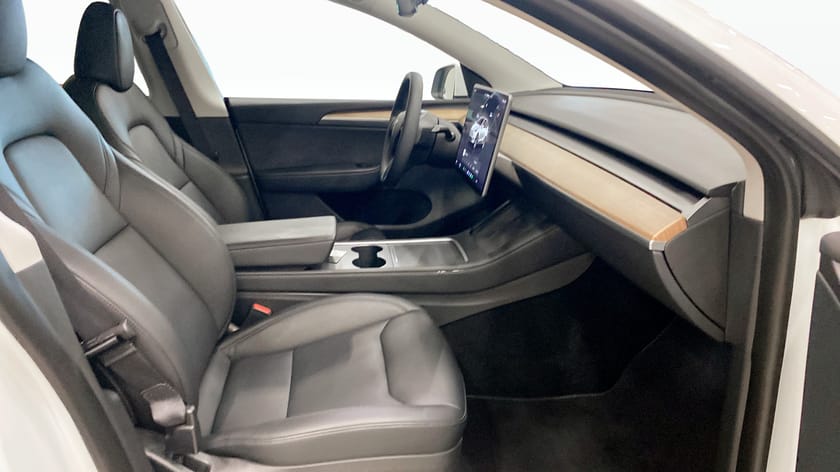 Bild 3 av Tesla Model Y Long Range AWD 514hk Drag - Pano - Navi