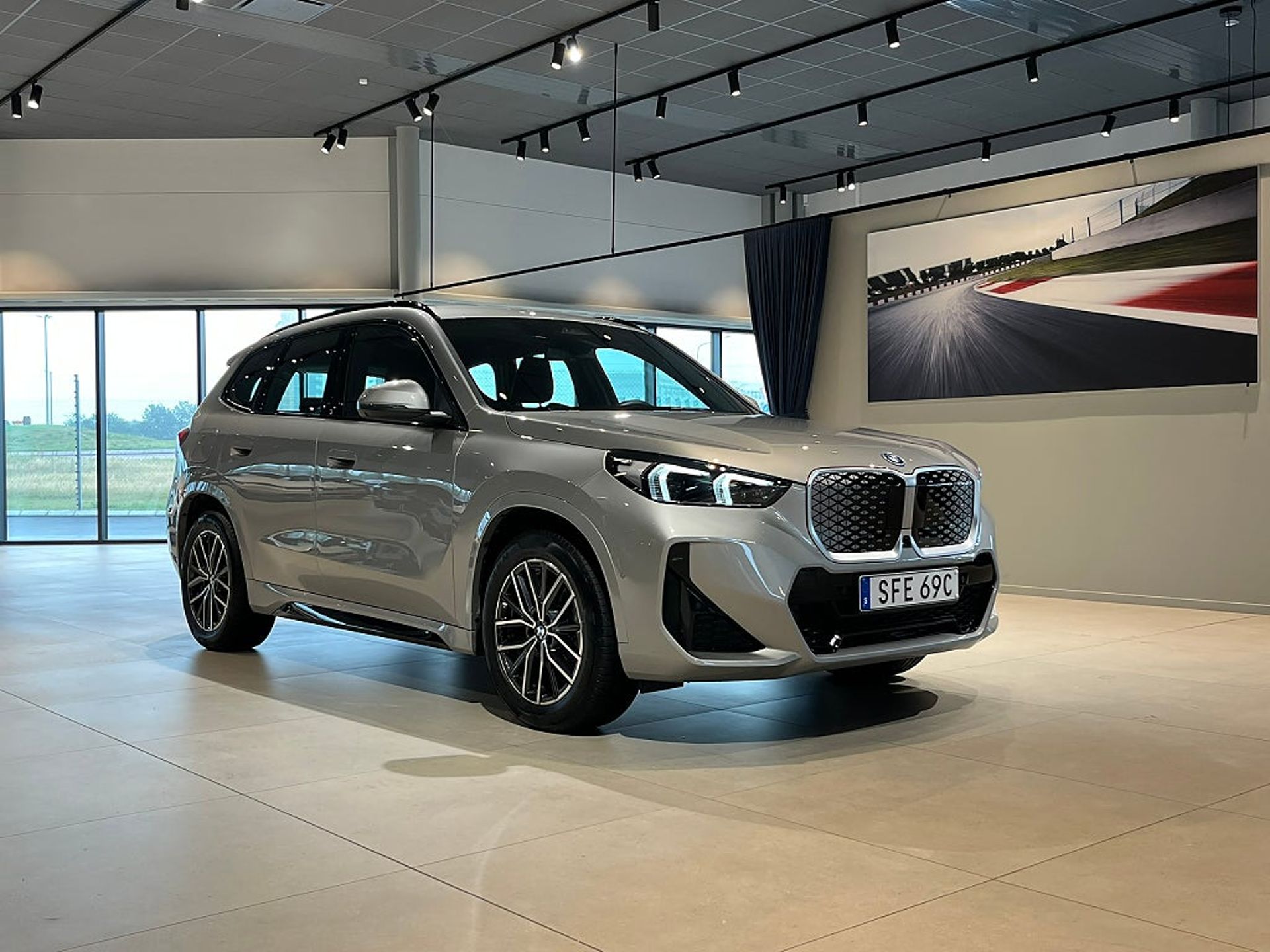 BMW iX1 eDrive20 M Sport 2026, photo 3/10