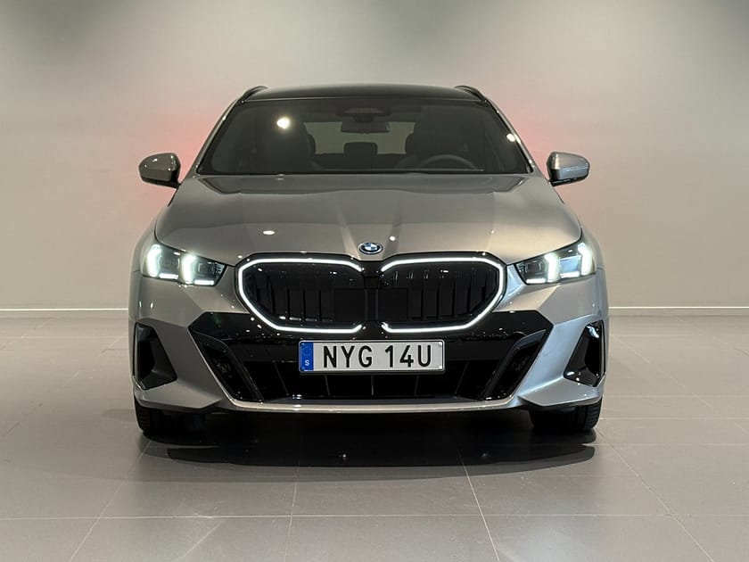 Bild 2 av BMW 530e xDrive Touring M Sport Pro Innovation Drag B&W Panorama