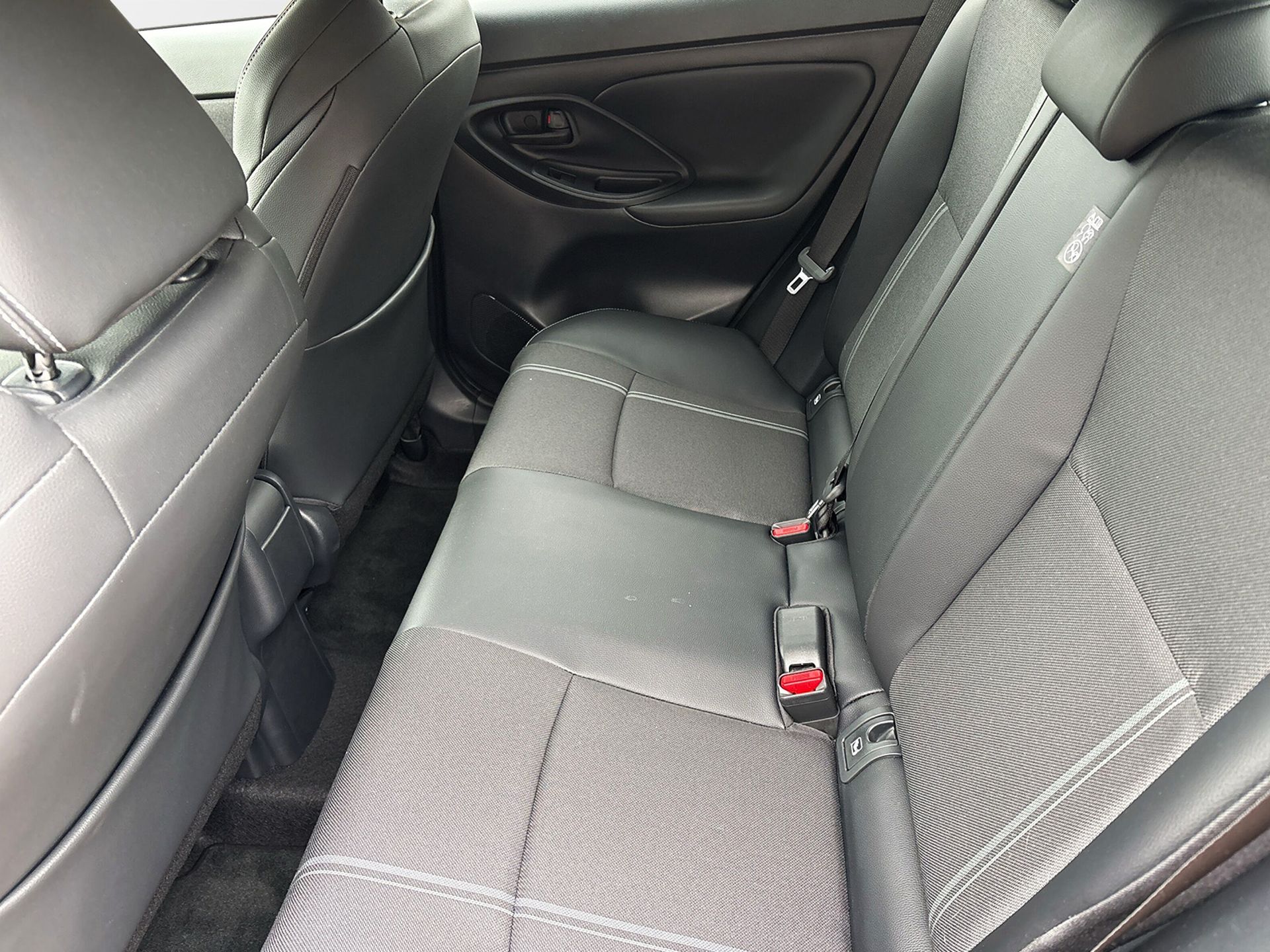 Toyota Yaris Cross Hybrid 130 AWD-i 2026, photo 7/10