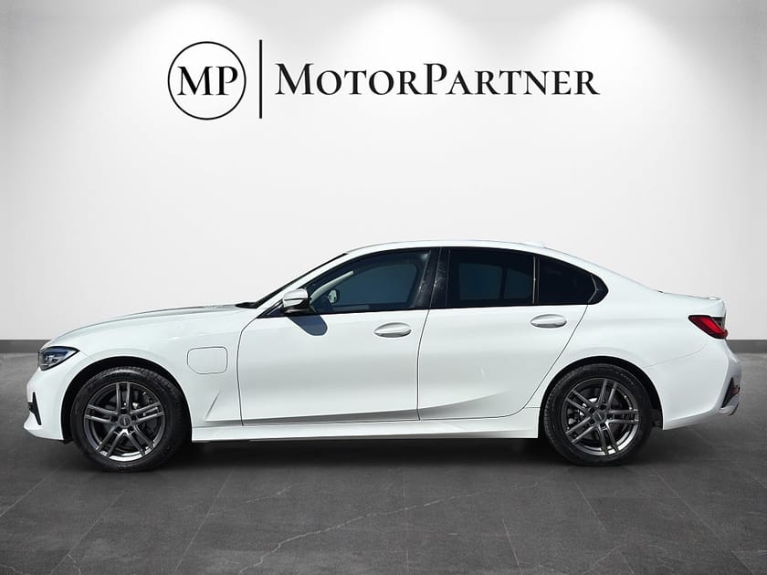 Bild 4 av BMW 330e Sedan Plug-in hybrid Sport Line Navi Cockpit Euro 6