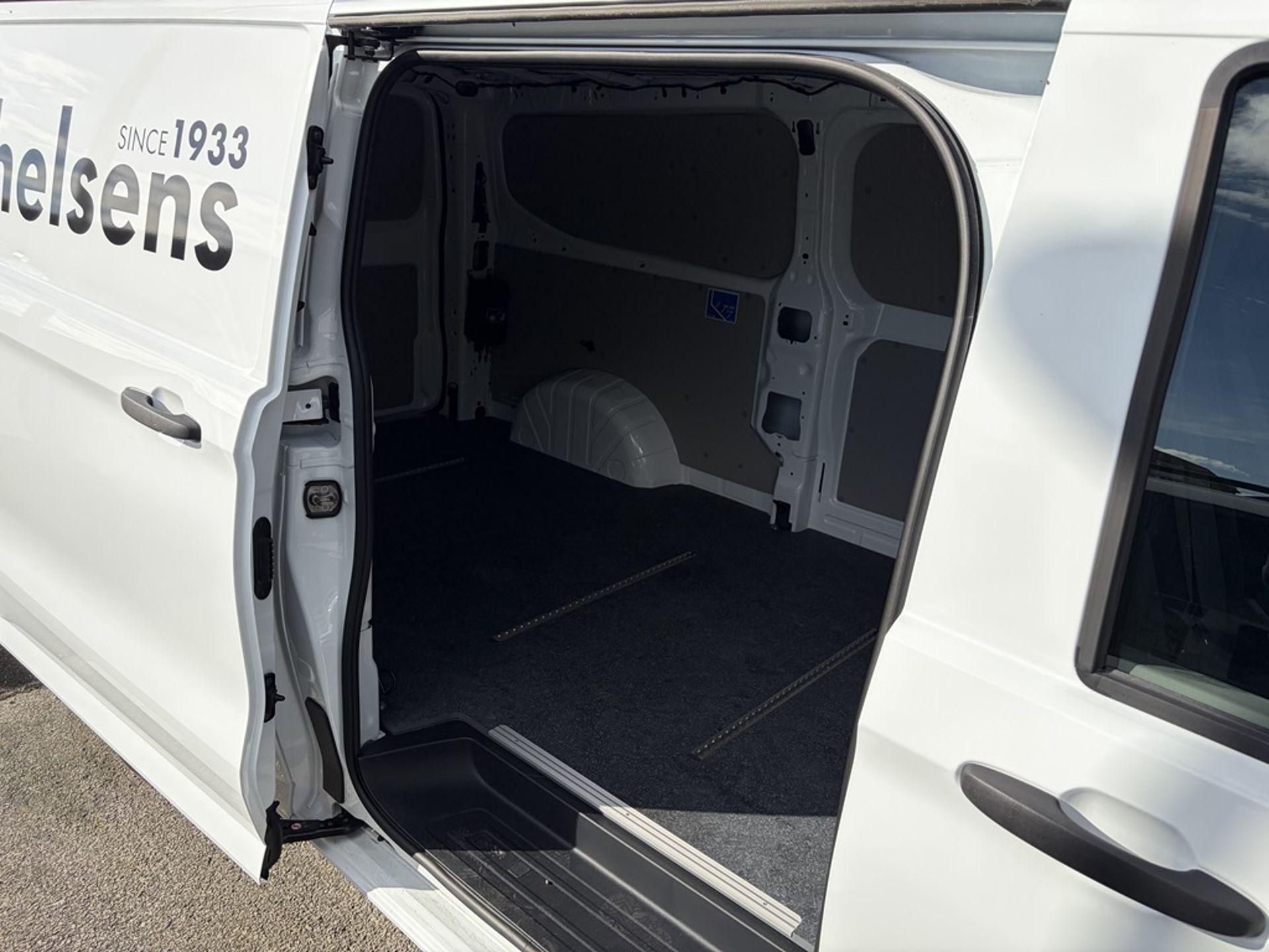 Volkswagen Transporter 2025, photo 7/9