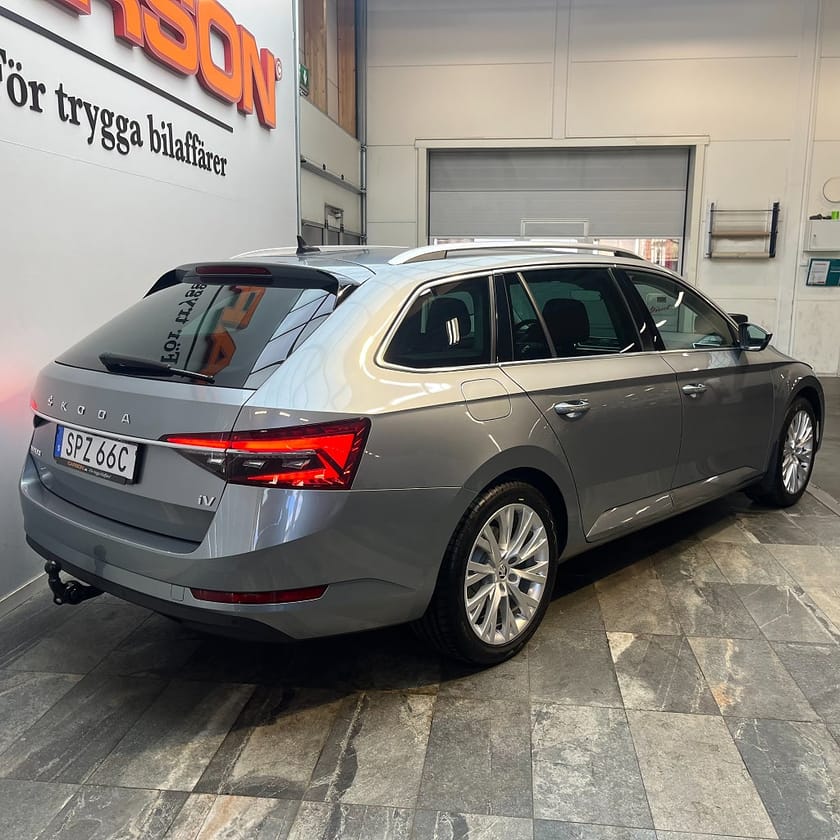 Bild 4 av Škoda Superb iV Kombi Skoda 1.4 TSI 218hk Style Business Adventure Canton Carpla
