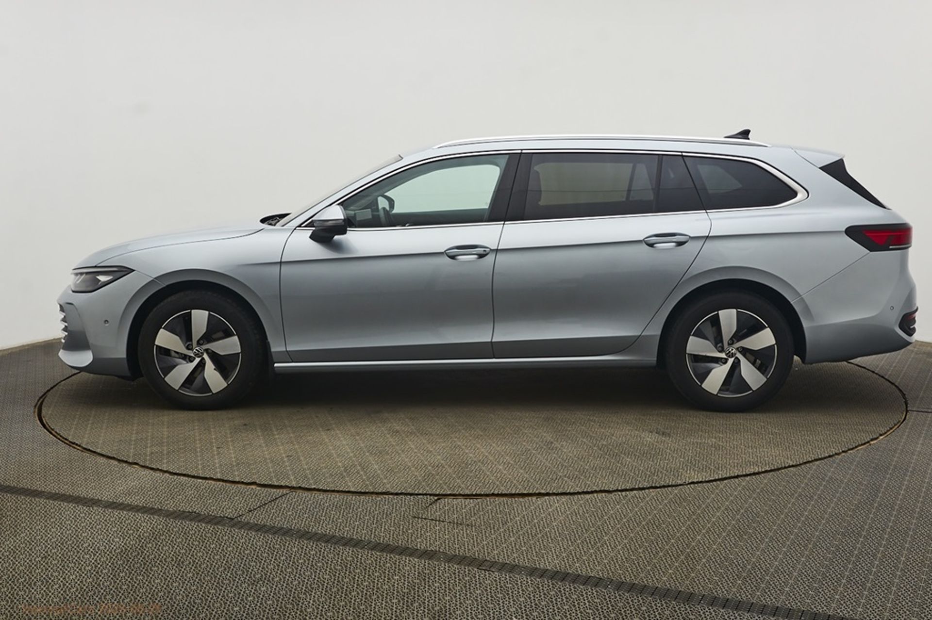 Volkswagen Passat Mildhybrid eTSI Drag 2025, bild 5/8