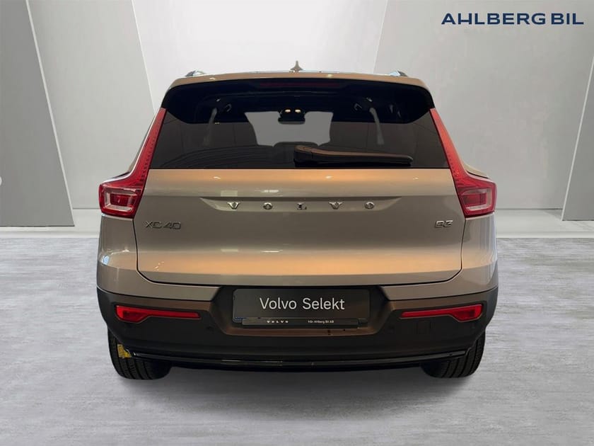 Bild 4 av Volvo XC40 B3 FWD Bensin Plus Dark. Backkamera, Drag, Navi, Adaptiv farthållare,  Programmerbar bränslevärm,  Rattvärme