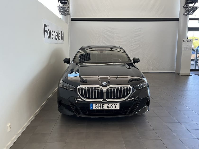 Bild 2 av BMW 530e xDrive Sedan 4,95 ränta M Sport B&W Drag ComfortAccess