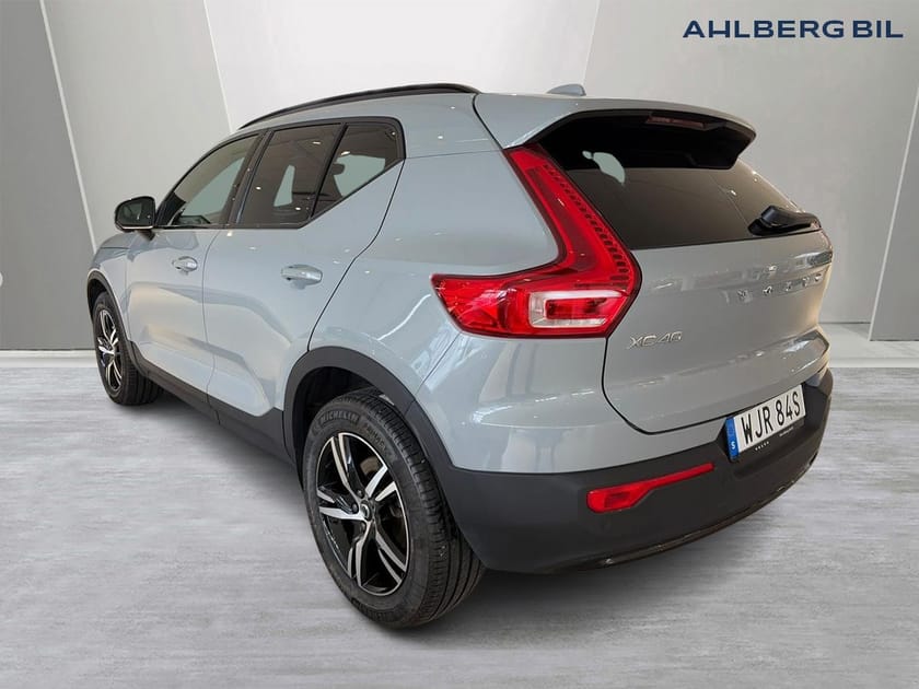 Bild 3 av Volvo XC40 B3 FWD Bensin Plus Dark, Klimatpaket, Förarstödpaket, Dragkrok Halvautomatisk, Parkeringskamera Bak, Google Maps