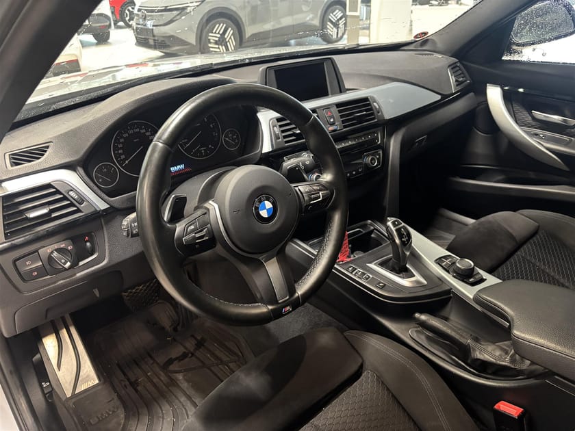 Bild 2 av BMW 330i xDrive Sedan M Sport Drag Kamera HiFi Helljusassistent Rattvärme Sportstol