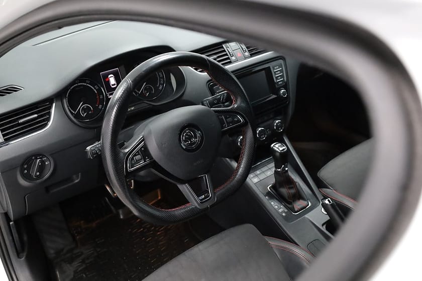 Bild 5 av Škoda Octavia Kombi RS Skoda 2.0 TSI 220hk | Dragkrok | 19" |