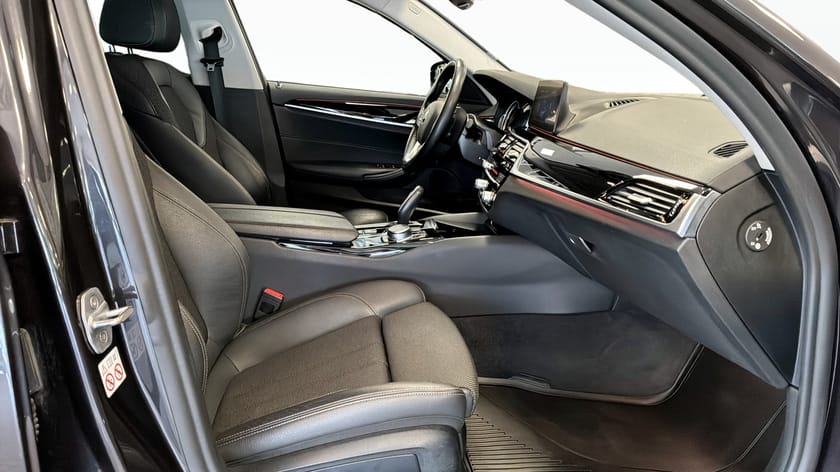 Bild 3 av BMW 520d xDrive Sedan Sport Line Drag Kupévärmare Backkamera Rattvärme