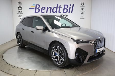BMW iX xDrive40 Innovation / Exclusive  Sportpaket / 1450 Mil
