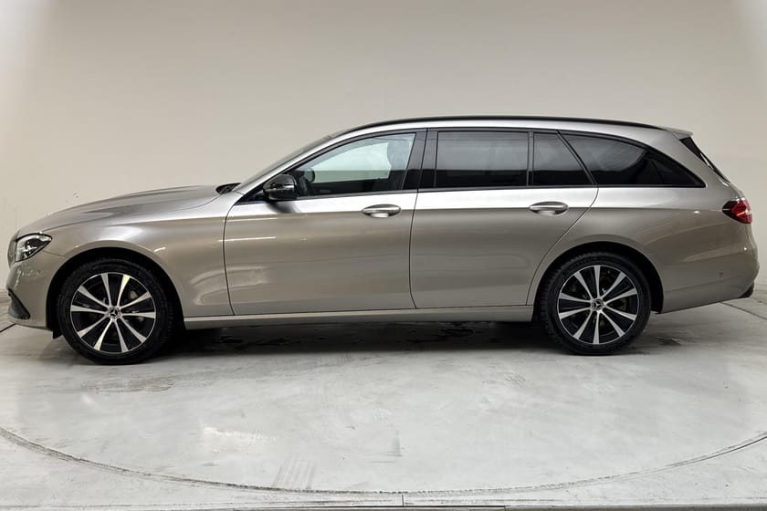 Bild 2 av Mercedes-Benz E 300 T de 4MATIC Kombi (306hk) Avantgarde Night