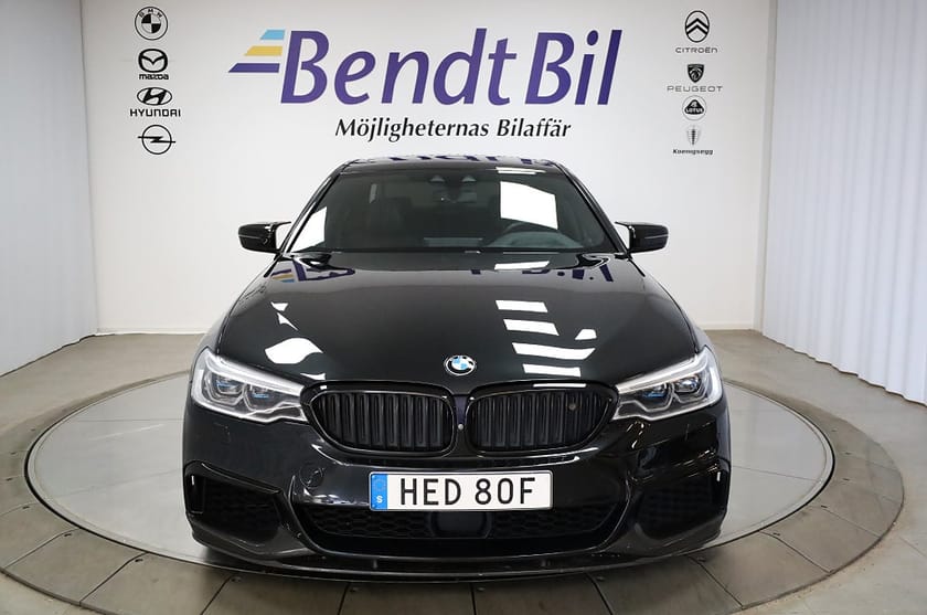Bild 2 av BMW M550i xDrive Sedan M550 M-Sport | B&W | Massagestolar| Panorama